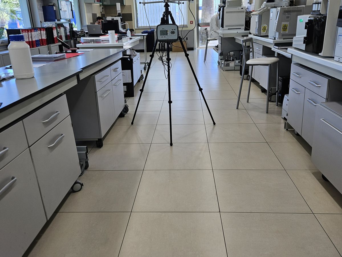 Centralina microclimatica O2HP su cavalletto durante una misura in un laboratorio